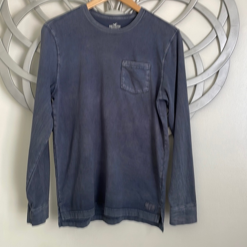 Hollister Men’s crew neck long sleeve tee.